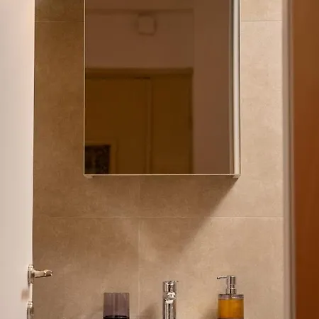Lovely In The Heart Of Center Apartment